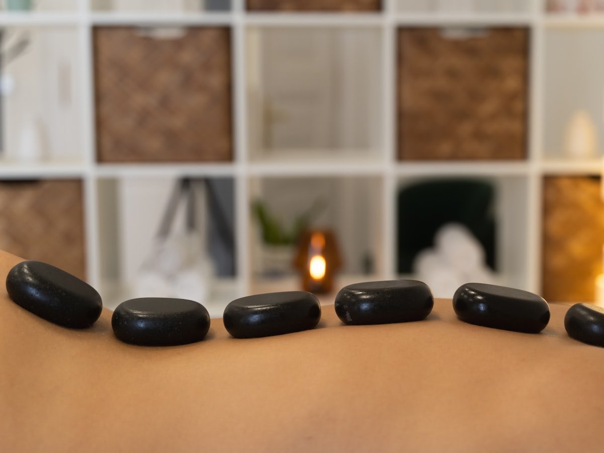 Masaje Relajante con Piedras Volcánicas